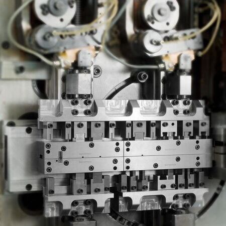 ndustrielle Presse für die Metallverarbeitung in einem modernen Werk
