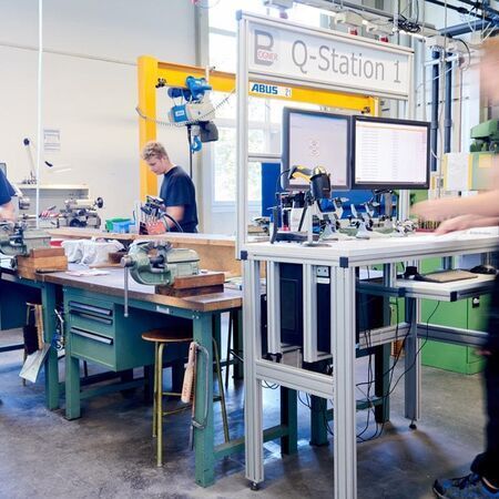 Moderne Werkstatt mit Q-Station für effiziente Fertigung